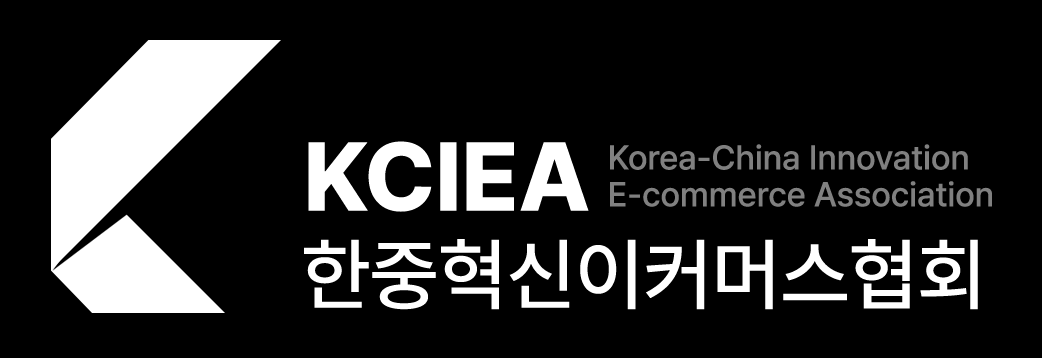 검정 배경 위 흰색 로고 조합