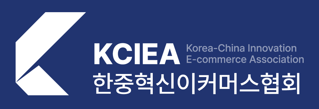 네이비 배경 위 흰색 로고 조합
