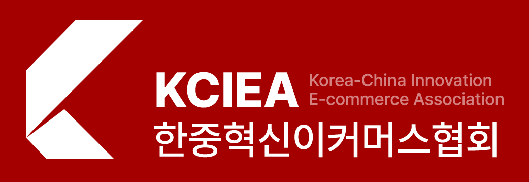 레드 배경 위 흰색 로고 조합